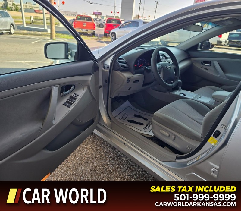 Toyota Camry Vehicle Full-screen Gallery Image 7