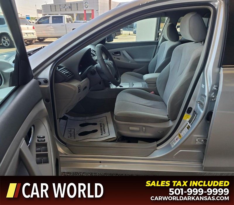 Toyota Camry Vehicle Full-screen Gallery Image 8