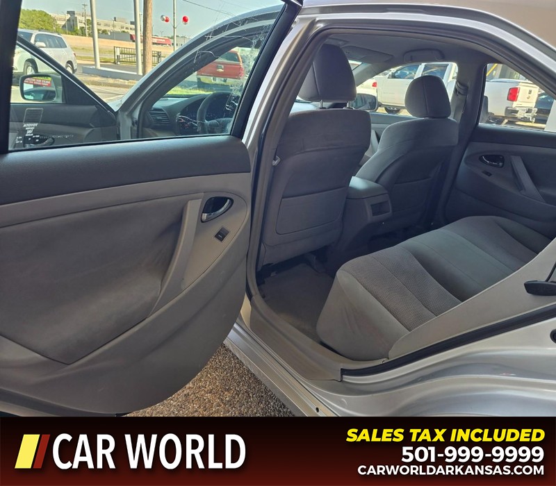 Toyota Camry Vehicle Full-screen Gallery Image 9