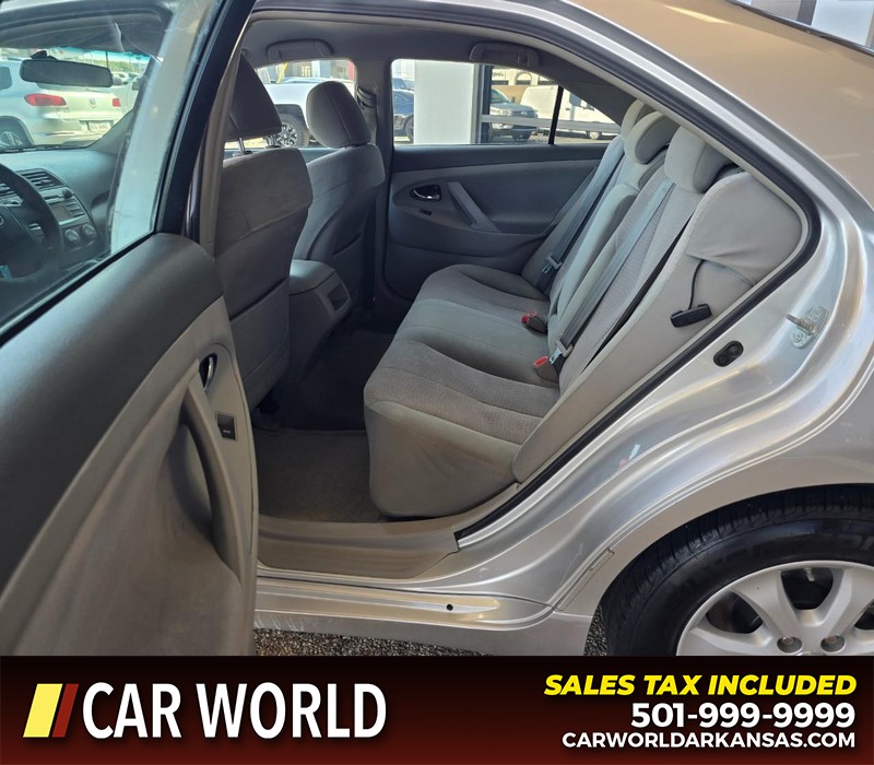 Toyota Camry Vehicle Full-screen Gallery Image 10
