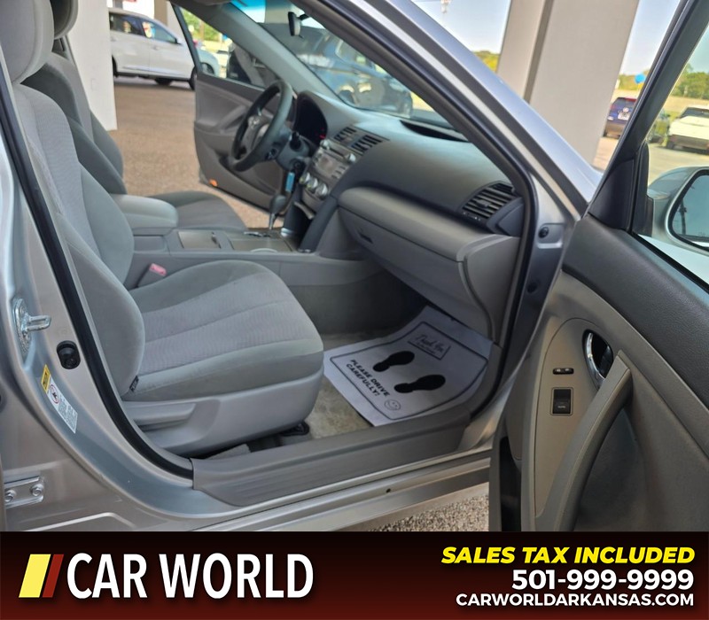Toyota Camry Vehicle Full-screen Gallery Image 11