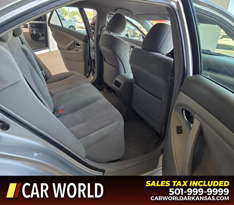 Toyota Camry Vehicle Full-screen Gallery Image 12
