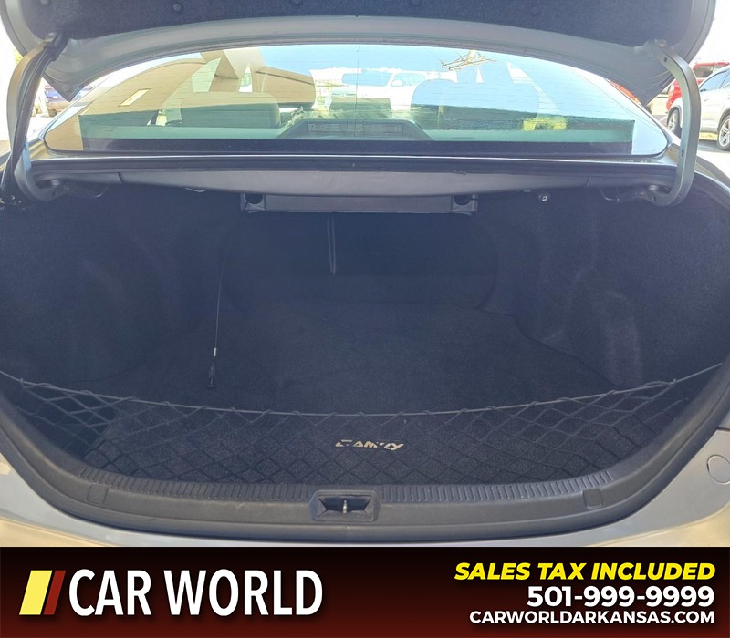 Toyota Camry Vehicle Full-screen Gallery Image 13
