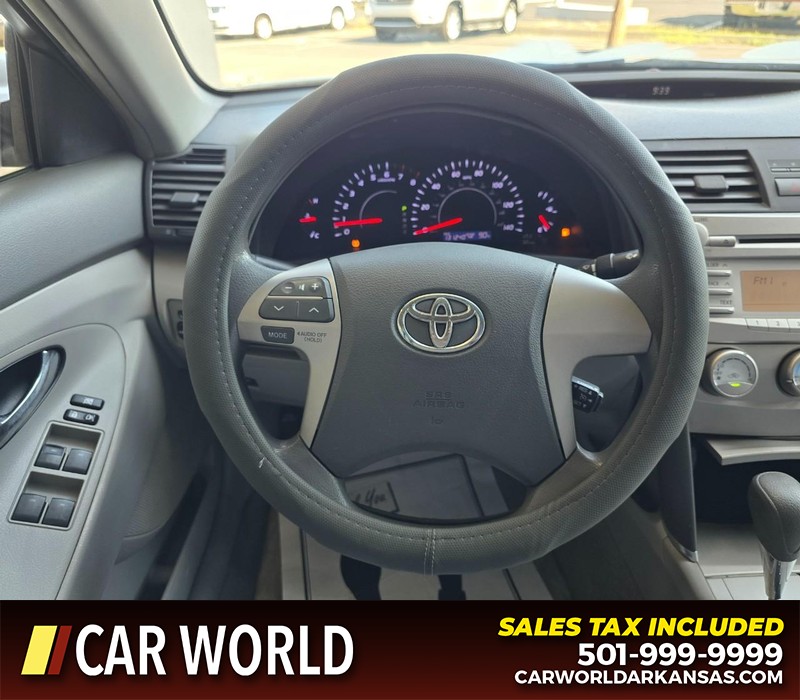 Toyota Camry Vehicle Full-screen Gallery Image 15