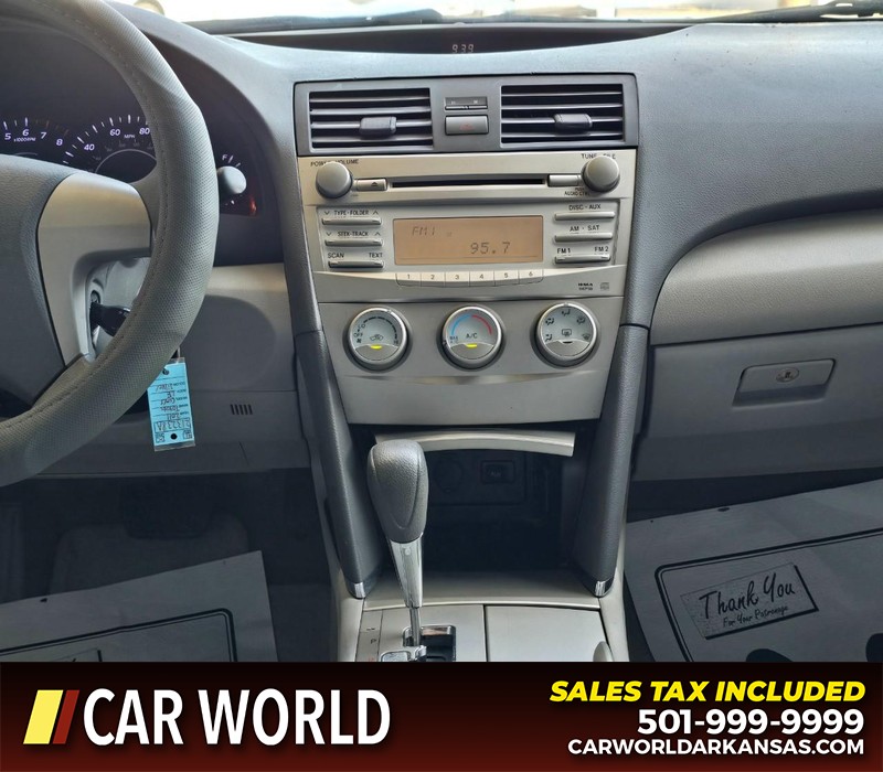 Toyota Camry Vehicle Full-screen Gallery Image 18