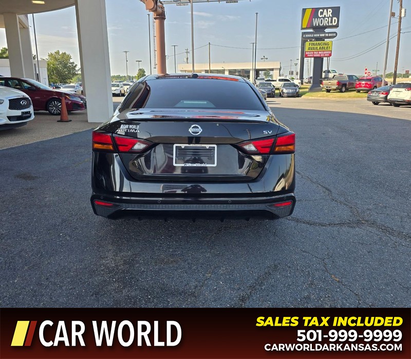 Nissan Altima Vehicle Full-screen Gallery Image 5