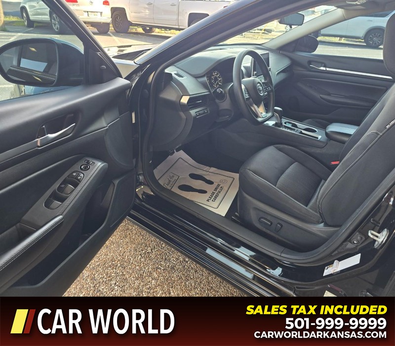 Nissan Altima Vehicle Full-screen Gallery Image 7