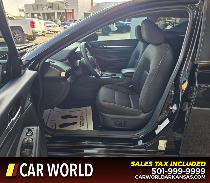 Nissan Altima Vehicle Full-screen Gallery Image 8