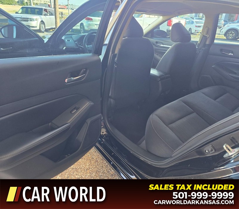 Nissan Altima Vehicle Full-screen Gallery Image 9