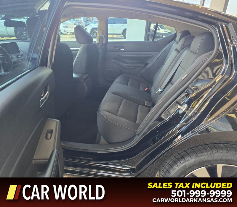 Nissan Altima Vehicle Full-screen Gallery Image 10
