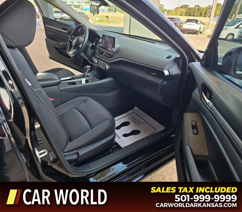 Nissan Altima Vehicle Full-screen Gallery Image 11