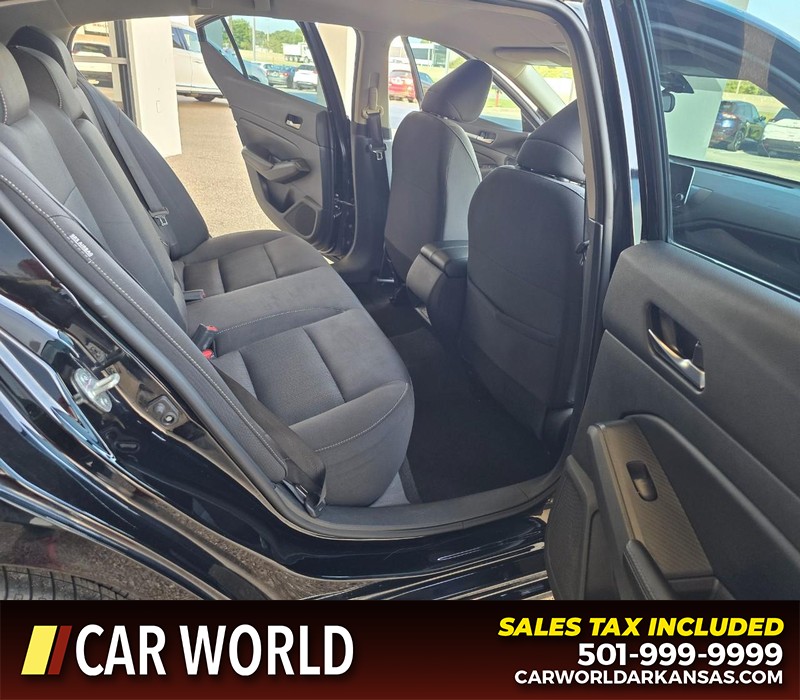 Nissan Altima Vehicle Full-screen Gallery Image 12