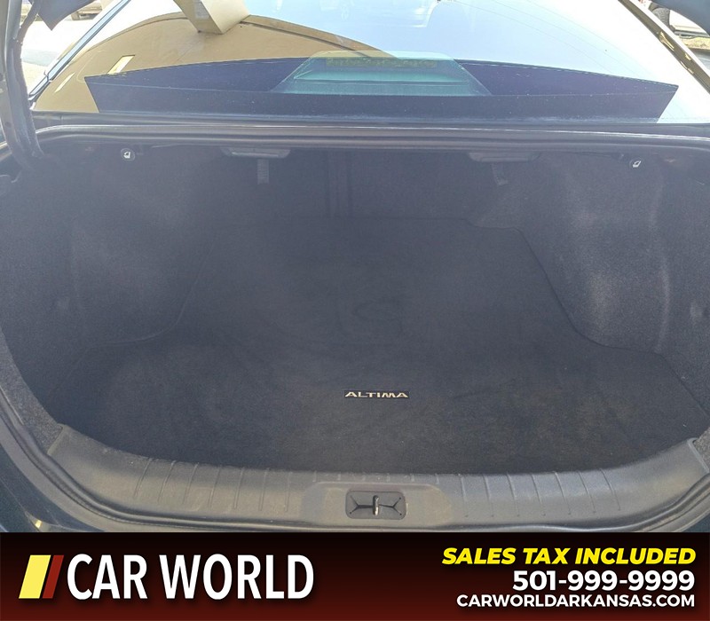 Nissan Altima Vehicle Full-screen Gallery Image 13