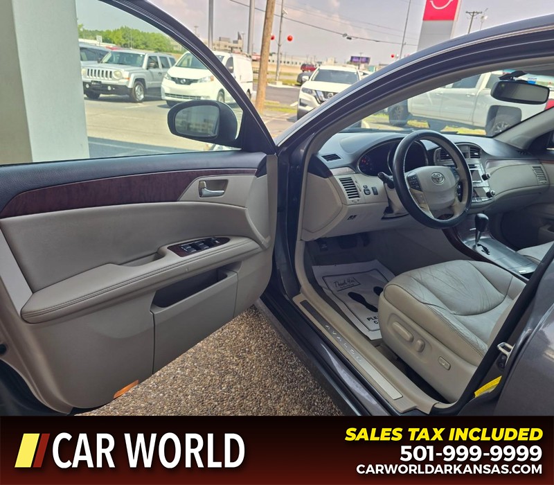 Toyota Avalon Vehicle Full-screen Gallery Image 7