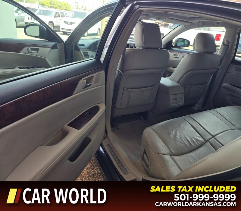 Toyota Avalon Vehicle Full-screen Gallery Image 9