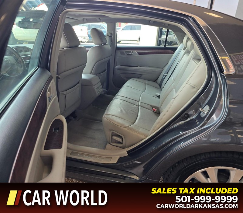 Toyota Avalon Vehicle Full-screen Gallery Image 10