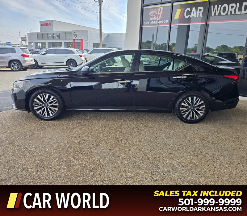 Nissan Altima Vehicle Full-screen Gallery Image 4