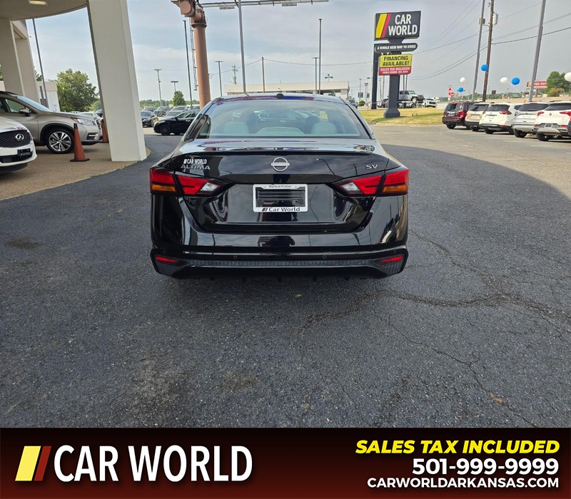Nissan Altima Vehicle Full-screen Gallery Image 5