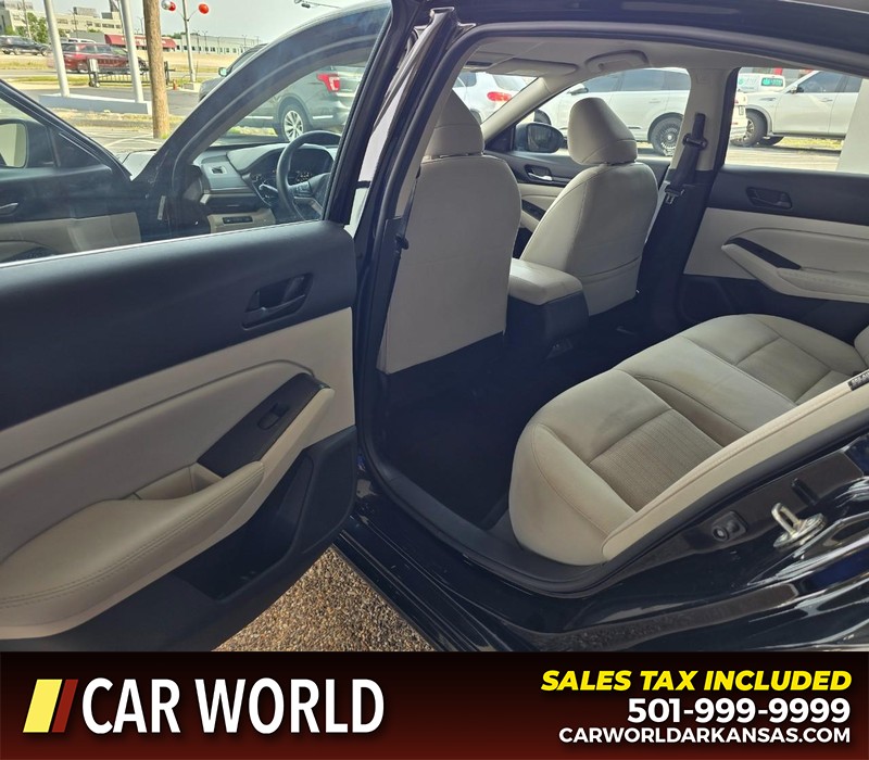 Nissan Altima Vehicle Full-screen Gallery Image 9