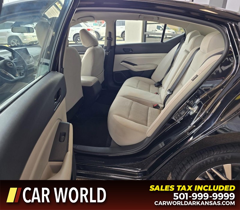 Nissan Altima Vehicle Full-screen Gallery Image 10