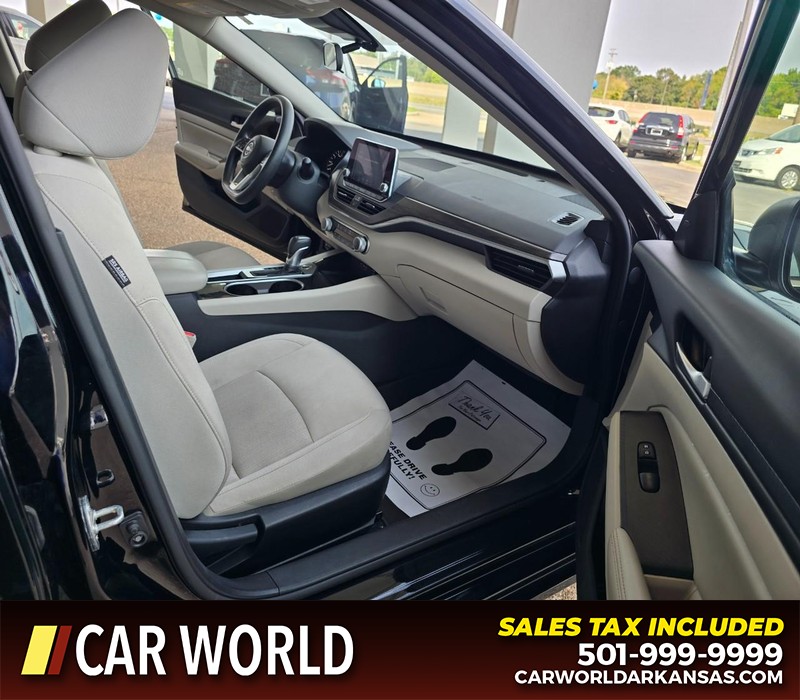 Nissan Altima Vehicle Full-screen Gallery Image 11