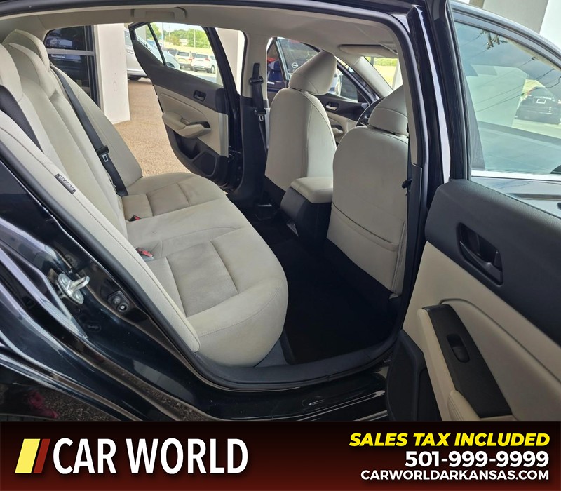 Nissan Altima Vehicle Full-screen Gallery Image 12