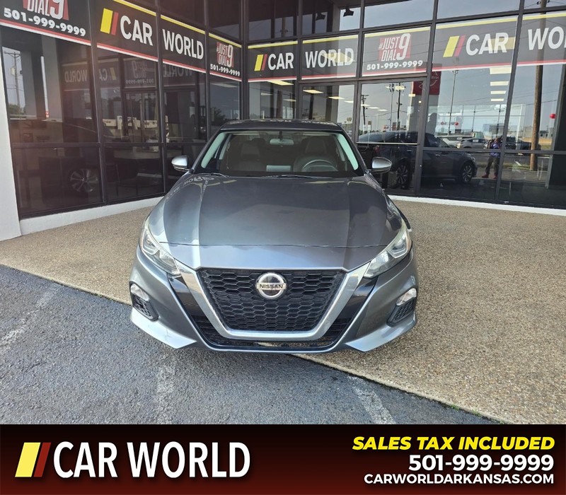 Nissan Altima Vehicle Full-screen Gallery Image 2