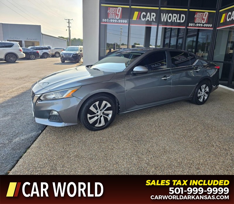 Nissan Altima Vehicle Full-screen Gallery Image 3
