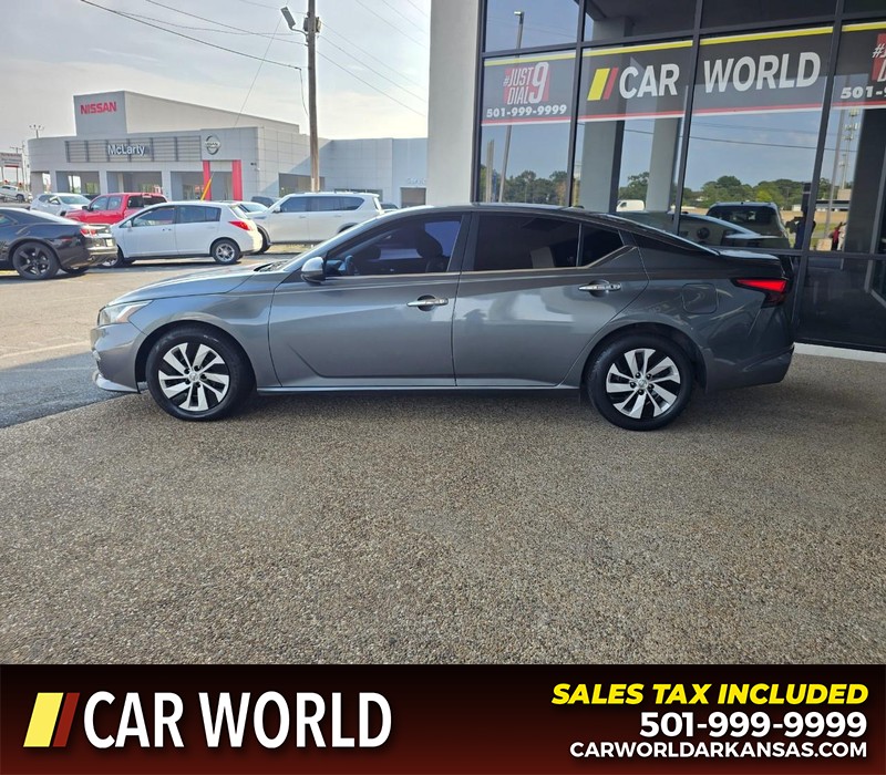 Nissan Altima Vehicle Full-screen Gallery Image 4