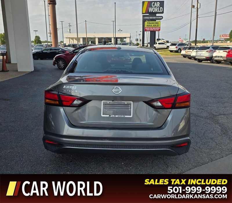 Nissan Altima Vehicle Full-screen Gallery Image 5