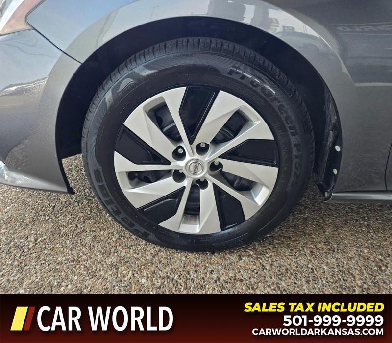 Nissan Altima Vehicle Full-screen Gallery Image 6
