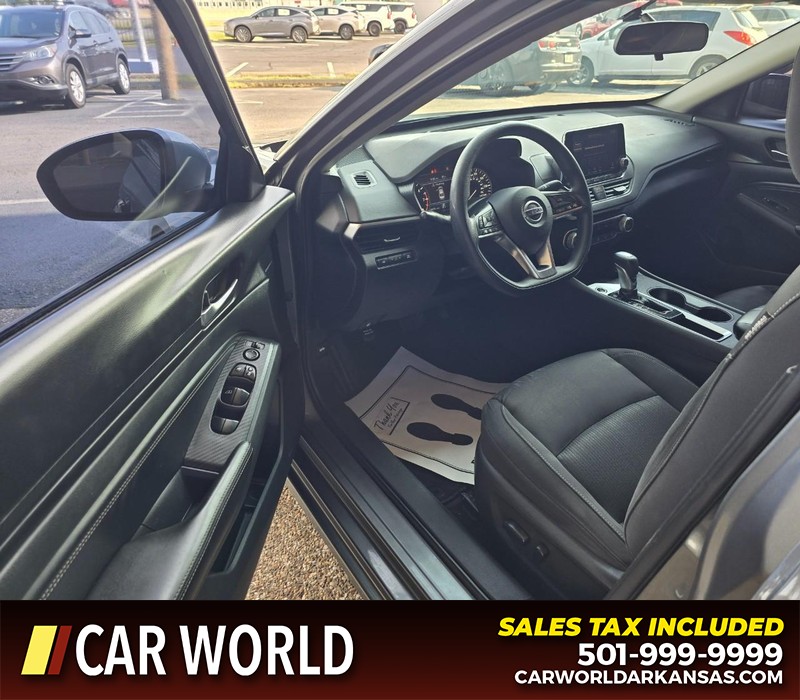 Nissan Altima Vehicle Full-screen Gallery Image 7