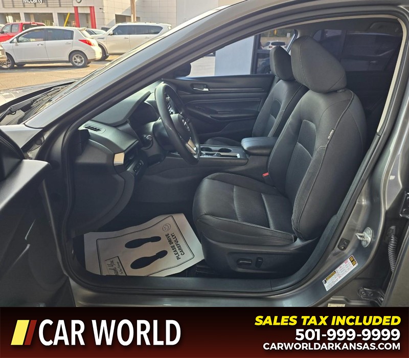 Nissan Altima Vehicle Full-screen Gallery Image 8