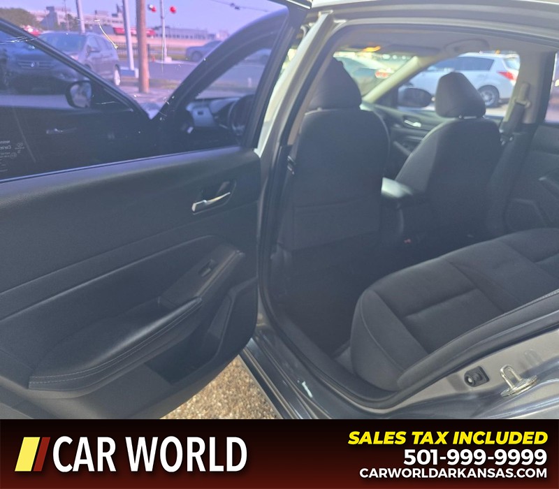Nissan Altima Vehicle Full-screen Gallery Image 9