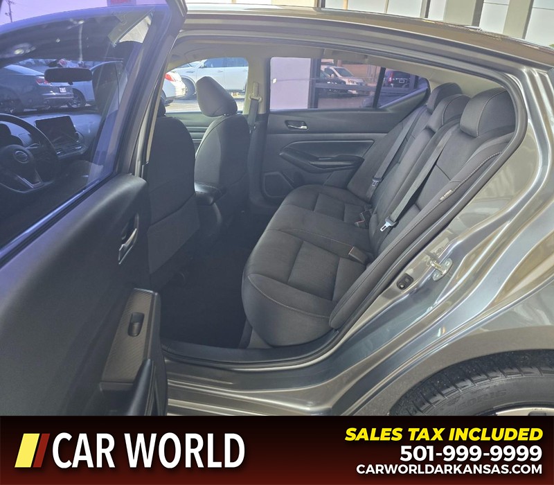 Nissan Altima Vehicle Full-screen Gallery Image 10