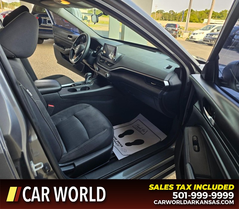 Nissan Altima Vehicle Full-screen Gallery Image 11