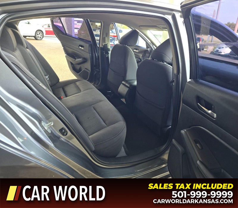 Nissan Altima Vehicle Full-screen Gallery Image 12
