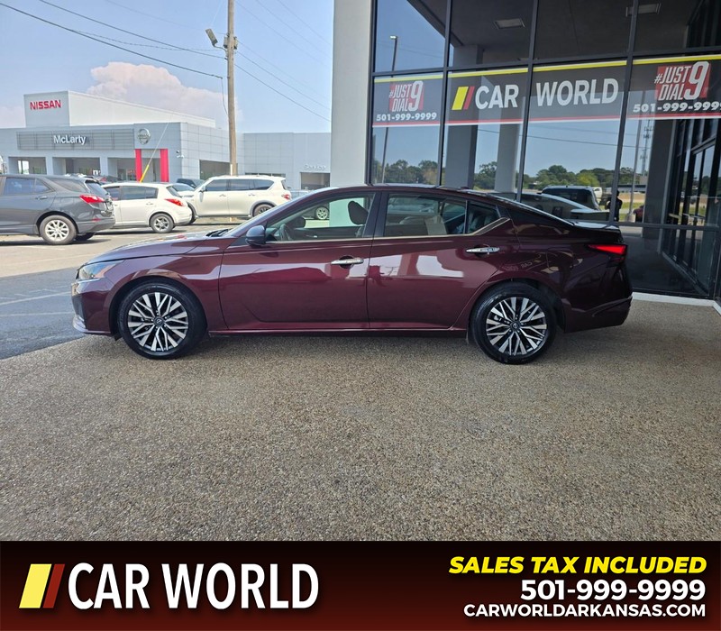 Nissan Altima Vehicle Full-screen Gallery Image 4