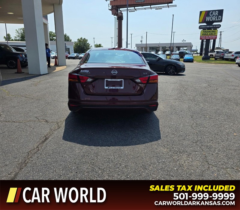 Nissan Altima Vehicle Full-screen Gallery Image 5