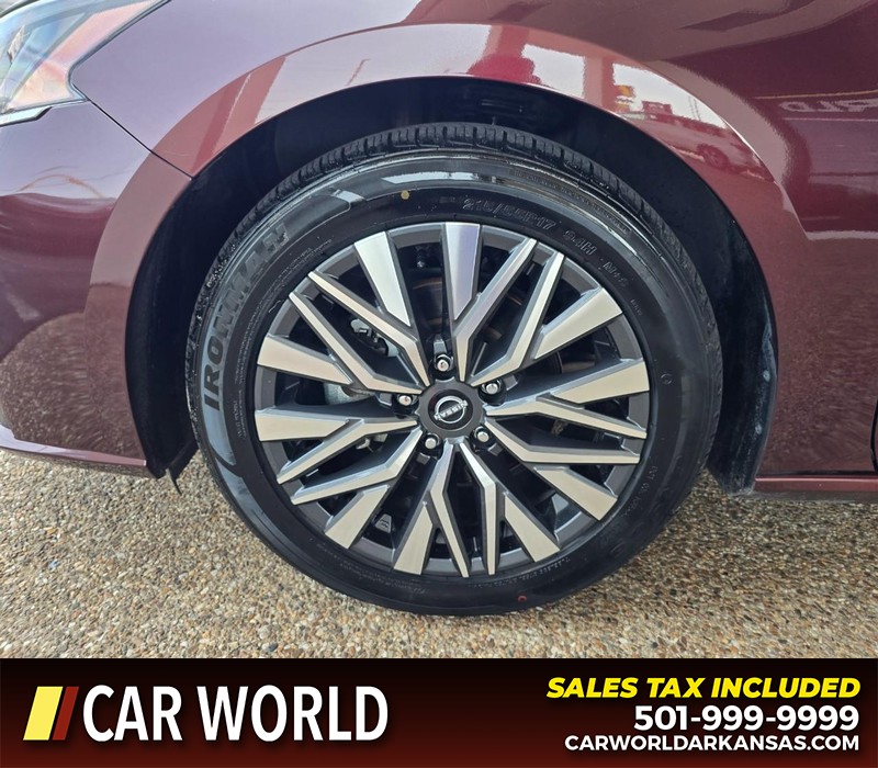 Nissan Altima Vehicle Full-screen Gallery Image 6