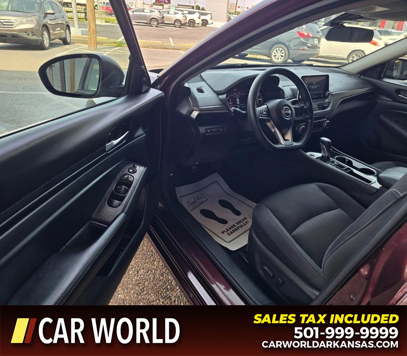 Nissan Altima Vehicle Full-screen Gallery Image 7
