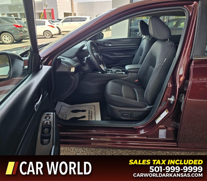 Nissan Altima Vehicle Full-screen Gallery Image 8