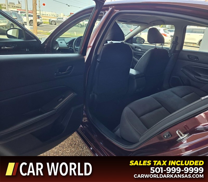 Nissan Altima Vehicle Full-screen Gallery Image 9