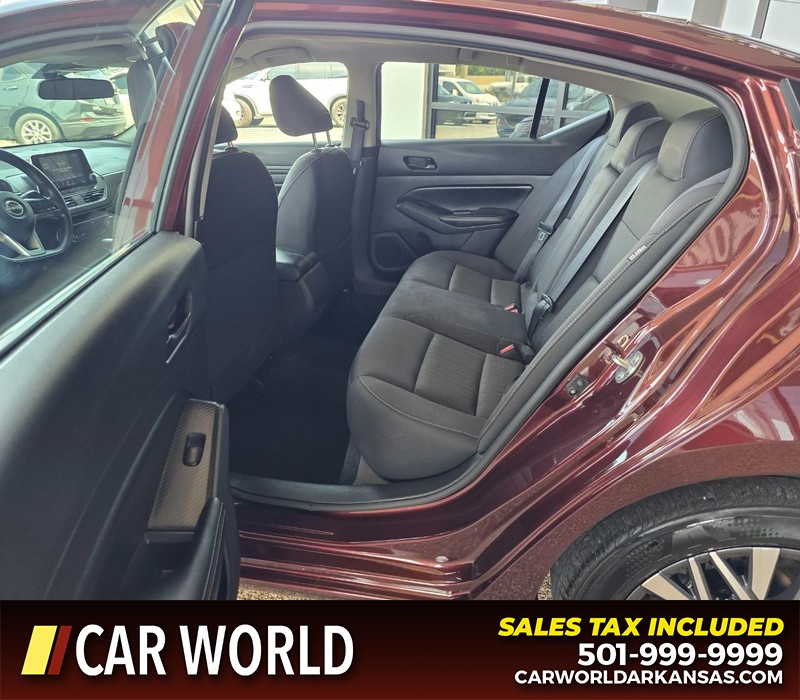 Nissan Altima Vehicle Full-screen Gallery Image 10