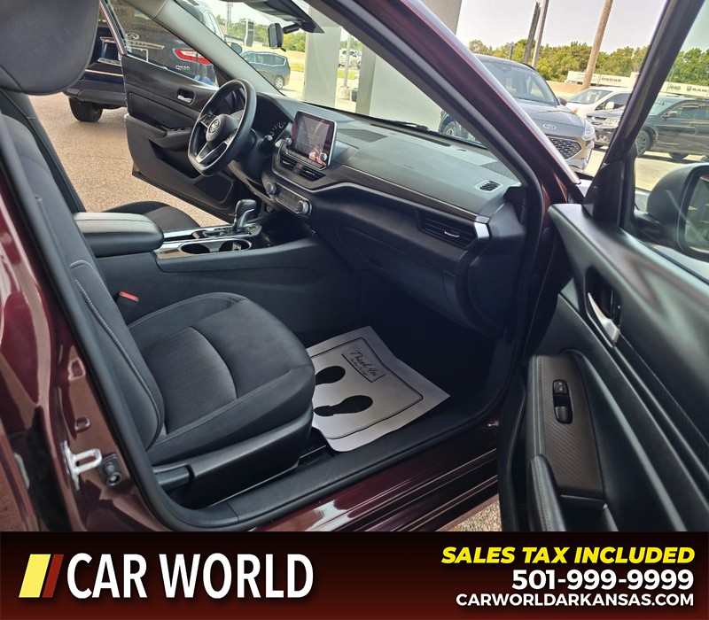 Nissan Altima Vehicle Full-screen Gallery Image 11