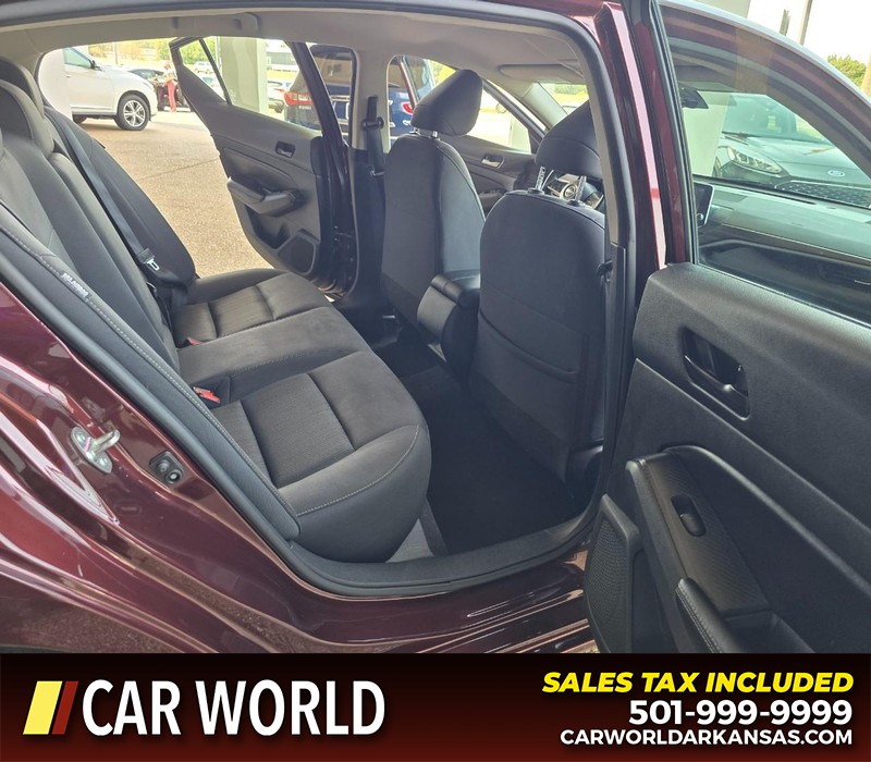 Nissan Altima Vehicle Full-screen Gallery Image 12