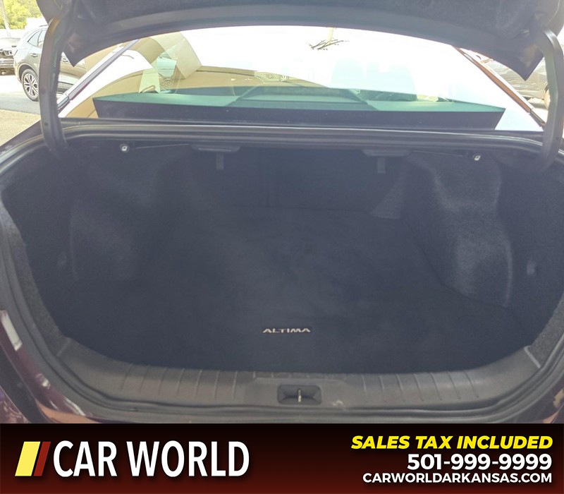 Nissan Altima Vehicle Full-screen Gallery Image 13