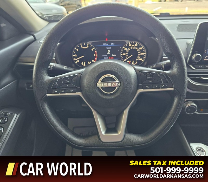 Nissan Altima Vehicle Full-screen Gallery Image 15