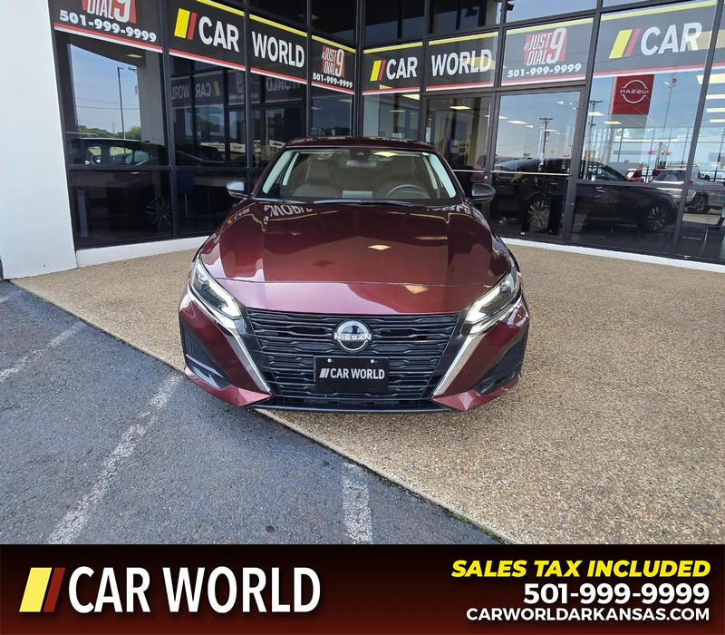 Nissan Altima Vehicle Full-screen Gallery Image 2