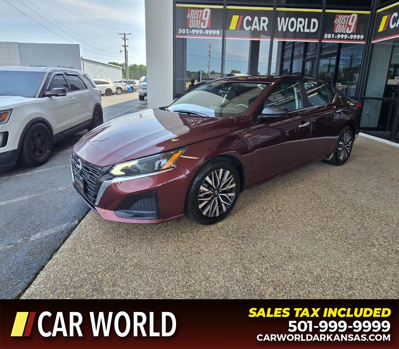 Nissan Altima Vehicle Full-screen Gallery Image 3